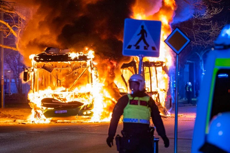 Krawalle in Schweden: Polizeiwagen brennen, die Gewalt ist massiv. Wer ist dafür verantwortlich? Die Medien insinuieren rechte Gewalt. Tatsächlich sind muslimische Männer verantwortlich