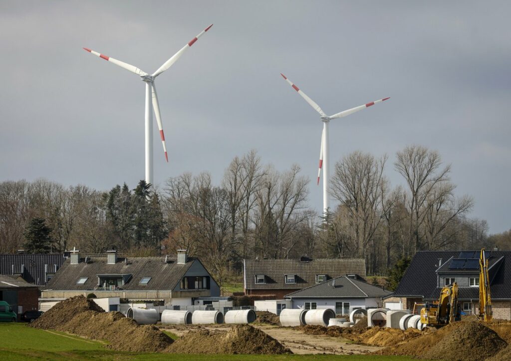 Die Deutschen wollen erneuerbare Energie – und trotzdem keine Windräder vor der Nase. Wohlweislich haben sich die Länder Mindestabstände in die Gesetze geschrieben