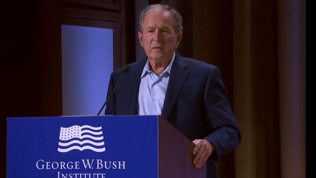 George W. Bush verwechselte die Ukraine mit dem Irak in einer Rede. Das Gelächter des Publikums beweist einmal mehr: Der Ex-US-Präsident muss auf Lebenszeit nicht mit Konsequenzen für die Irak-Invasion rechnen