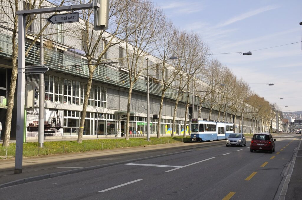 Das grosse verkehrpolitische Umerziehungs-Programm der Stadt Zürich wird sogar von Velofahrern kritisiert. Die Hardturmstrasse mit sieben Rotlichtern auf 1200 Metern wird zum Symbol eines asphaltierten Irrwitzes