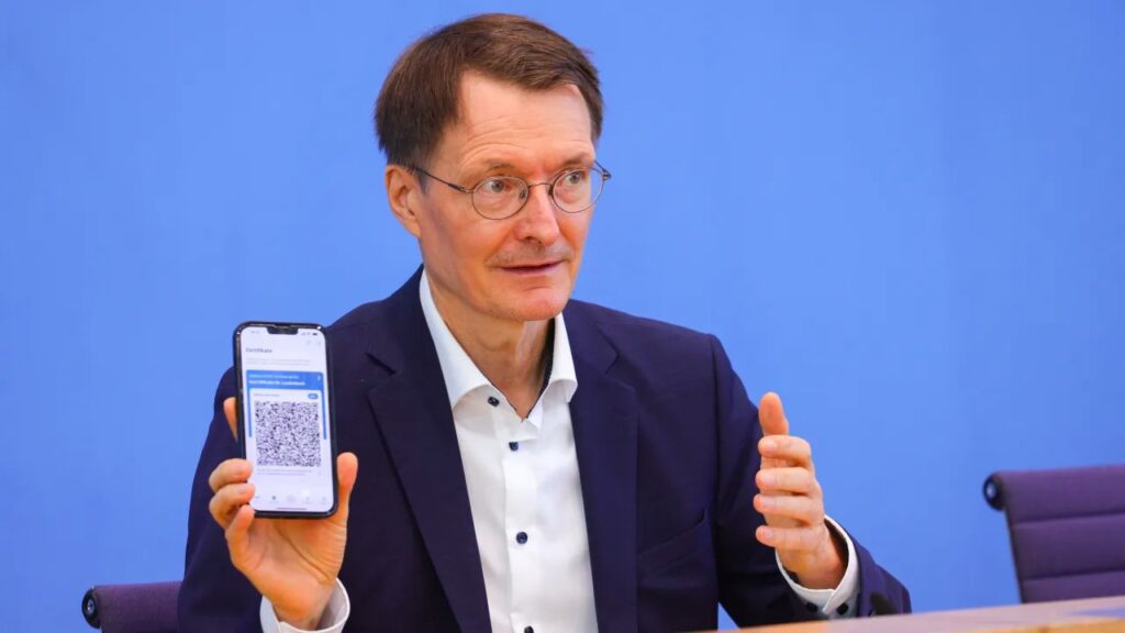Der deutsche Gesundheitsminister Karl Lauterbach hält unvorsichtigerweise an der Bundespressekonferenz seinen digitalen Impfnachweis in die Kameras. Seine letzte Impfung war vor 271 Tagen