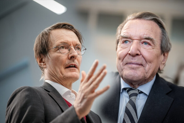SPD-Gesundheitsminister Karl Lauterbach fordert Altkanzler Schröders Partei-Austritt wegen Putin-Nähe: «Heute muss man sich leider für ihn schämen»