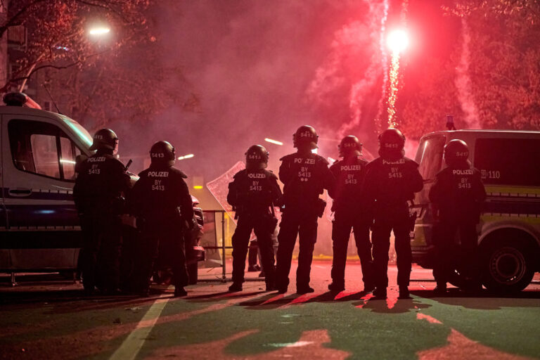 Silvesternacht in Berlin

Polizeikontrolle an die Waffen-, Messer- und Böllerverbotszonen zu Silvester in die Reuterstraße in Berlin Neukölln