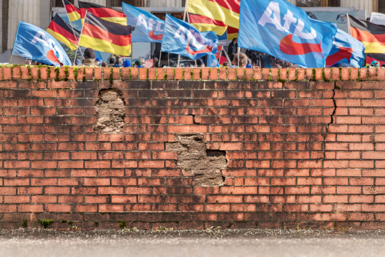 Brandmauer zur AfD brˆckelt, Symbolfoto, Februar 2025 Deutschland, M¸nchen,Februar 2025, die Brandmauer zur AfD brˆckelt, Symbolfoto, Fotomontage, AfD-Kundgebung im Hintergrund, Bundestagswahl am 23. Februar, Wahlkampf, *** Firewall to the AfD is crumbling, symbolic photo, February 2025 Germany, Munich, February 2025, the firewall to the AfD is crumbling, symbolic photo, photomontage, AfD rally in the background, Bundestag election on February 23, election campaign,