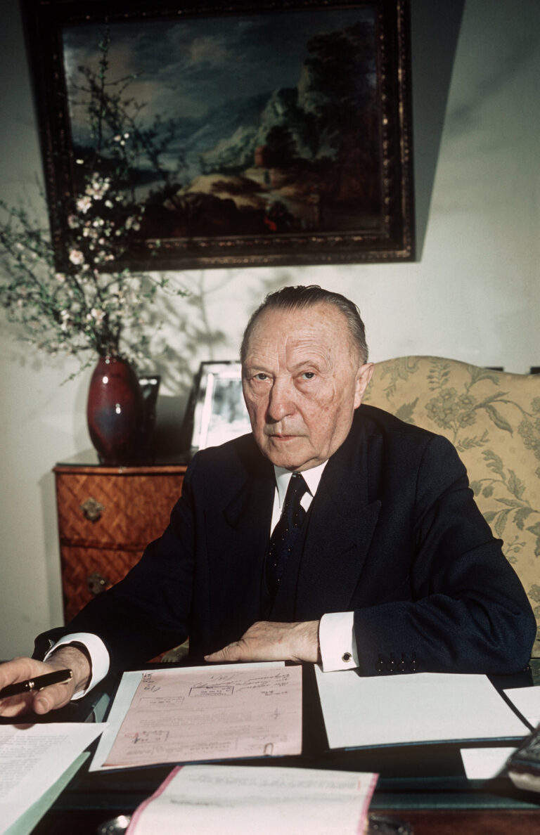 Der erste deutsche Bundeskanzler (1949-1963) Konrad Adenauer in seinem Arbeitszimmer in seinem Amtssitz Palais Schaumburg in Bonn. (Undatierte Aufnahme). Er wurde am 5.1.1876 in Kˆln geboren und starb am 19.4.1967 in Bad Honnef. (KEYSTONE/DPA/Kurt Rohwedder)