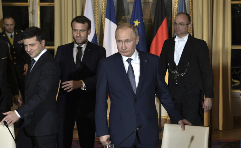 December 9, 2019, Paris, France: Ukrainian President Vladimir Zelensky, left, and Russian President Vladimir Putin, right, are escorted to the Normandy Format Summit meeting by French President Emmanuel Macron, center, at the Elysee Palace December 9, 2019 in Paris, France. The summit is hosted by French President Emmanuel Macron and German Chancellor Angela Merkel in an effort to find an end to the war in Ukraine. Paris France PUBLICATIONxINxGERxSUIxAUTxONLY - ZUMAp138 20191209zaap138009 Copyright: xAlexeixNikolsky/KremlinxPoolx