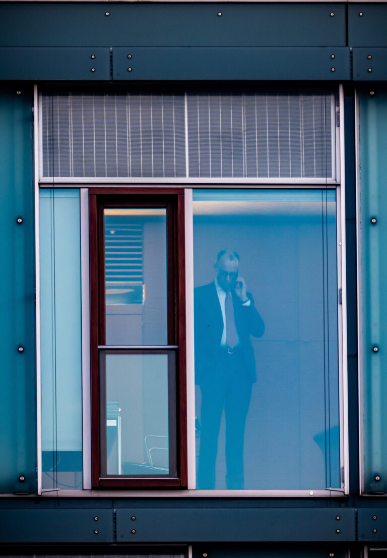 06.03.2025, Berlin: Friedrich Merz, Unions Kanzlerkandidat und CDU Bundesvorsitzender, steht telefonierend in seinem B¸ro vor weiteren Sondierungsgespr‰che von Union und SPD zur Bildung einer neuen Regierung nach der Bundestagswahl. Foto: Michael Kappeler/dpa +++ dpa-Bildfunk +++ (KEYSTONE/DPA/Michael Kappeler)