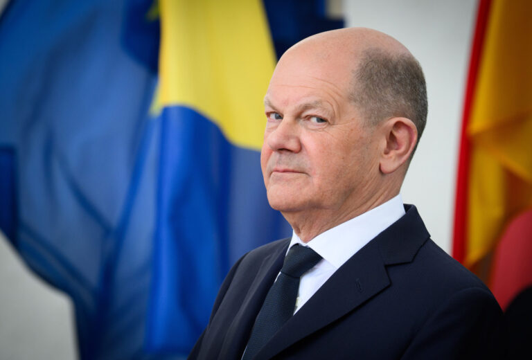 07 May 2024, Berlin: Federal Chancellor Olaf Scholz (SPD) stands in front of the Federal Chancellery to welcome the Chairman of the State Presidency of Bosnia and Herzegovina, Becirovic, for talks. The State Presidency of Bosnia and Herzegovina consists of one representative each from the Bosniak, Serbian and Croatian ethnic groups, and the chairmanship rotates every eight months. Photo: Bernd von Jutrczenka/dpa (KEYSTONE/DPA/Bernd von Jutrczenka)