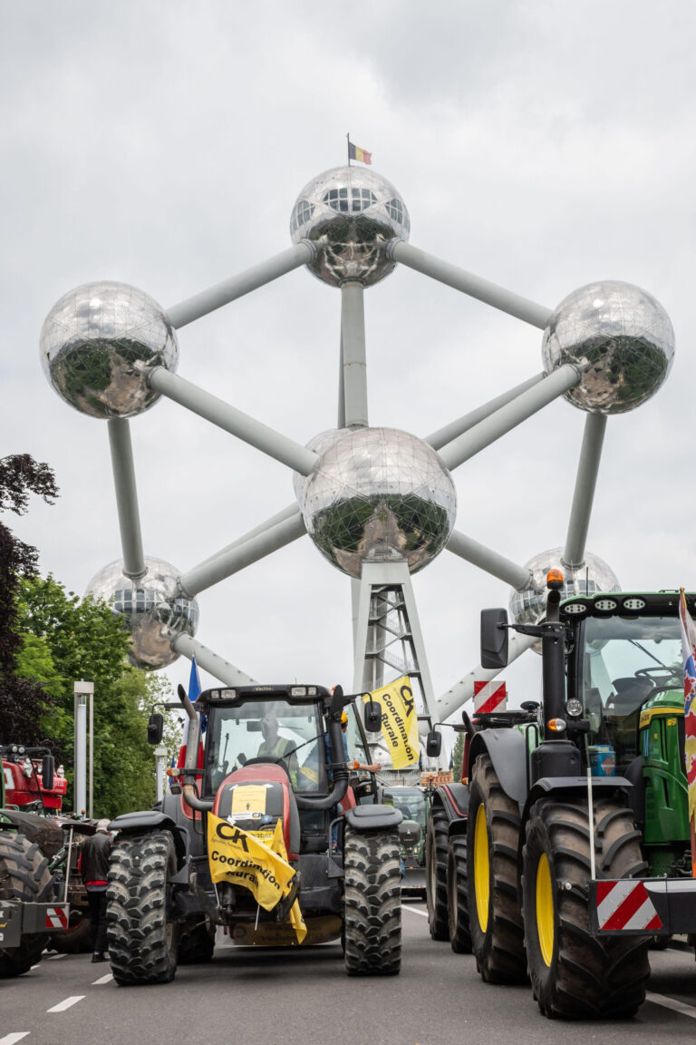 2XA4AM8 Brussels, Belgium 4th June 2024. European Farmers Defense Force stage the mother of all protests against EU regulations at Atomium