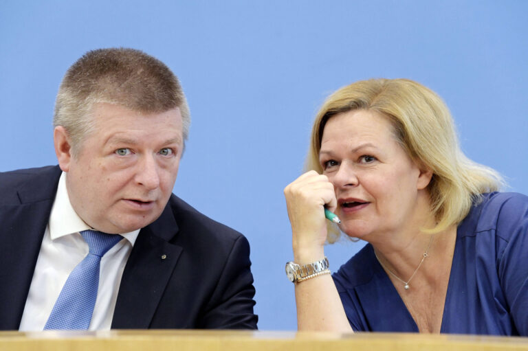 Thomas Haldenwang und Nancy Faeser bei der Bundespressekonferenz Vorstellung des Verfassungsschutzberichts 2023 im Haus der Bundespressekonferenz. Berlin, 18.06.2024 *** Thomas Haldenwang and Nancy Faeser at the Federal Press Conference Presentation of the 2023 Report on the Protection of the Constitution at the Federal Press Conference Center Berlin, 18 06 2024 Foto:xF.xKernx/xFuturexImagex verfassungsschutzbericht_4609