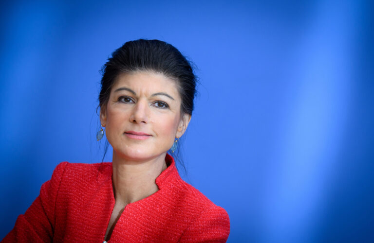 08.01.2024, Berlin: Sahra Wagenknecht sitzt bei der Vorstellung der Partei 