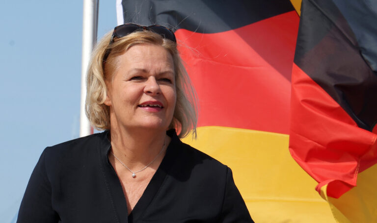 19.08.2024, Mecklenburg-Vorpommern, Rostock: Nancy Faeser (SPD), Bundesinnenministerin, stellt bei einem Pressetermin an Bord des Grenzschutzschiffes der Bundespolizei ´Neustadtª im ‹berseehafen den Jahresbericht der Bundespolizei vor. Im Rahmen einer ´Sicherheitstourª trifft Faeser im August Polizeibeamte sowie Mitarbeiter von Rettungsdienst und Katastrophenschutz in mehreren Bundesl‰ndern. Foto: Bernd W¸stneck/dpa +++ dpa-Bildfunk +++ (KEYSTONE/DPA/Bernd W¸stneck)