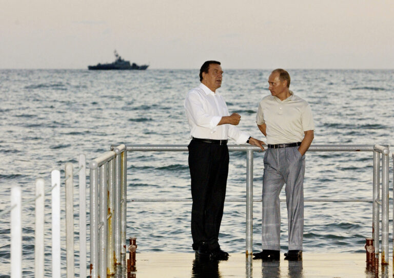 Russian President Vladimir Putin and German Chancellor Gerhard Schroeder speak at Putin's vacation residence in the Black Sea resort of Sochi, Russia, Monday Aug. 30, 2004. Schroeder arrived in Sochi on Monday for talks with Putin and French leader Jacques , who postponed his arrival amid a crisis over two French journalists held hostage in Iraq. (KEYSTONE/AP Photo/ITAR-TASS/Presidential Press Service/Str)