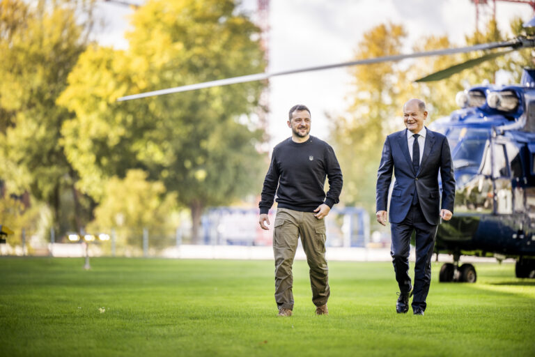 Deutschland, Berlin. Arbeitsbesuch des ukrainischen Praesidenten Wolodymyr Selenskyj in Berlin. Hubschrauber, Ankunft, Bundeskanzler Olaf Scholz, Bundeskanzleramt, Besuch, Visite, BKA, Ukraine, Praesident, Selenskyi, ukrainisch, deutsch, Europa, Politik. Engl.: Germany, Berlin. Ukrainian President Volodymyr Zelensky visiting German Chancellor Olaf Scholz in Berlin, helicopter, visit, Federal Chancellery, Ukraine, Ukrainian, Zelenskyy, Europe, politics