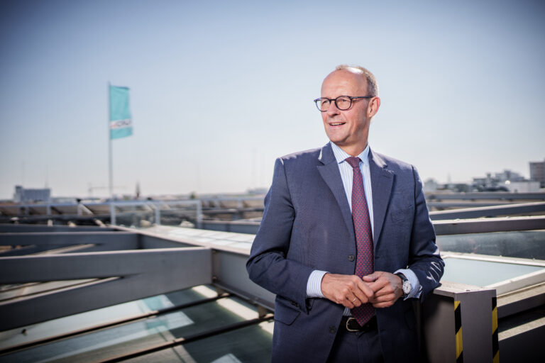 20.09.2024, Berlin: Friedrich Merz, CDU Bundesvorsitzender, CDU/CSU Fraktionsvorsitzender im Bundestag und designierter Spitzenkandidat der Union f¸r die Bundestagswahl, aufgenommen bei einem Portraittermin auf dem Dach des Konrad-Adenauer Haus, der Bundesgesch‰ftsstelle der CDU. Foto: Michael Kappeler/dpa +++ dpa-Bildfunk +++ (KEYSTONE/DPA/Michael Kappeler)