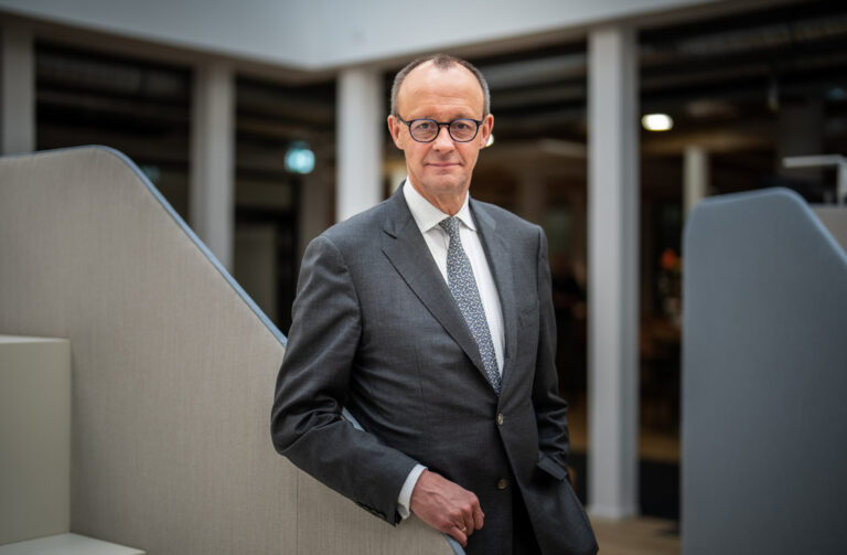 12.12.2023, Berlin: Friedrich Merz, CDU-Bundesvorsitzender und Vorsitzender der CDU/CSU-Bundestagsfraktion, nach einem Interview mit der Deutschen Presse-Agentur dpa. Unionsfraktionschef Friedrich Merz hat der Ampel-Koalition f¸r den Fall eines Aussetzens der Schuldenbremse auch f¸r den Haushalt 2024 mit einer neuerlichen Verfassungsklage gedroht. Foto: Michael Kappeler/dpa +++ dpa-Bildfunk +++ (KEYSTONE/DPA/Michael Kappeler)