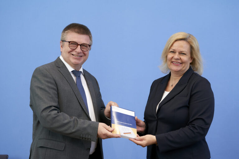 Bundesinnenministerin Nancy Faeser und Praesident Verfassungsschutz Thomas Haldenwang bei der Vorstellung des Verfassungsschutzbericht 2021 in der Bundespressekonferenz / 07062022,DEU,Deutschland,Berlin