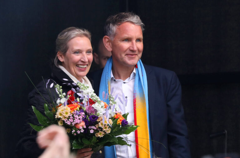 Zukunft fuer Deutschland - Demo der AfD in Erfurt 29.04.2023, Erfurt, Theaterplatz, Grossdemonstration / Kundgebung der AfD unter dem Motto Zukunft fuer Deutschland im Bild: Alice Weidel und Bjoern Hoecke *** Future for Germany demonstration of the AfD in Erfurt 29 04 2023, Erfurt, Theaterplatz, large demonstration rally of the AfD under the motto Future for Germany in the picture Alice Weidel and Bjoern Hoecke