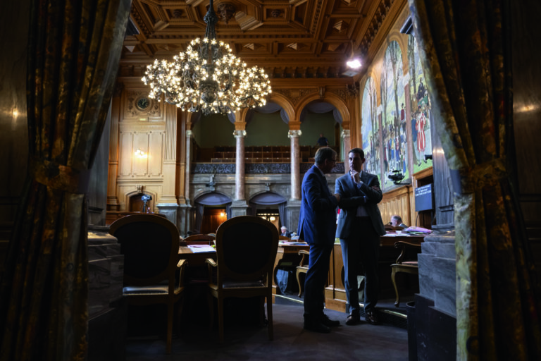 Josef Dittli, FDP-UR, links, und Thierry Burkart, FDP-AG rechts, sprechen waehrend der Herbstsession der Eidgenoessischen Raete, am Donnerstag, 28. September 2023 im Staenderat in Bern. (KEYSTONE/Anthony Anex)