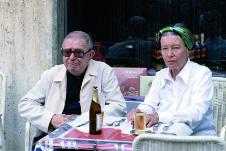 Jean-Paul Sartre et Simone de Beauvoir à la terrasse d'un café en septembre 1978 à Rome, Italie. (Photo by Francois LOCHON/Gamma-Rapho via Getty Images)