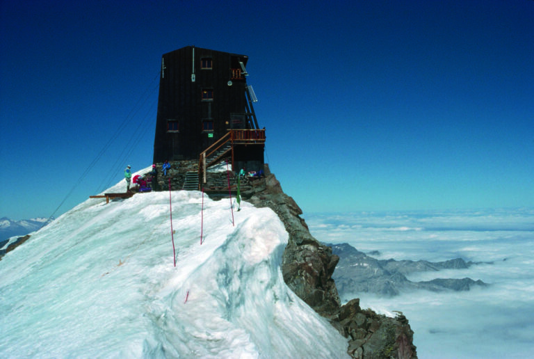 Aufnahme der hoechst gelegenen Huette Europas, der Capanna Regina Margherita (4560 m) auf der Signalkuppe in Italien, aufgenommen im Jahre 1992. (KEYSTONE/Ludwig Weh)