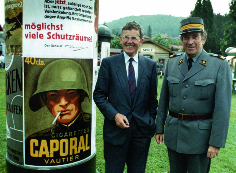 Bundesrat Kaspar Villiger und Friedrich Nyffenegger, rechts, Oberst im Generalstab, posieren im August 1989 anlaesslich der 