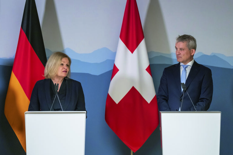 Nancy Faeser (Bundesministerin des Innern und fuer Heimat der Bundesrepublik Deutschland) und Beat Jans (Vorsteher des Eidgenoessischen Justiz- und Polizeidepartementes der Schweiz), von links, an einer Medienkonferenz in Basel, am Montag, 22. April 2024. Die Schweiz war dieses Jahr Gastgeberin des Arbeitstreffens der Innenministerinnen und -minister der deutschsprachigen Laender Deutschland, Oesterreich, Liechtenstein, Luxemburg und der Schweiz. (KEYSTONE/Georgios Kefalas)