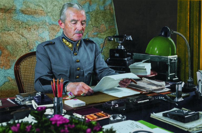 Commander-in-chief of the Swiss army from 1939 until 1945, general Guisan at his desk, undated picture. Guisan was born in Meziere on October 21, 1874 and died on April 7, 1960 in Pully near Lausanne, Switzerland. (KEYSTONE/PHOTOPRESS-ARCHIV/Hans Gerber und Walter Studer) 


Der Oberbefehlshaber der Schweizer Armee von 1939-45, General Henri Guisan, am Schreibtisch, undatierte Aufnahme. Guisan wurde am 21. Oktober 1874 in Mezieres geboren und ist am 7. April 1960 in Pully bei Lausanne gestorben. (KEYSTONE/PHOTOPRESS-ARCHIV/Str)