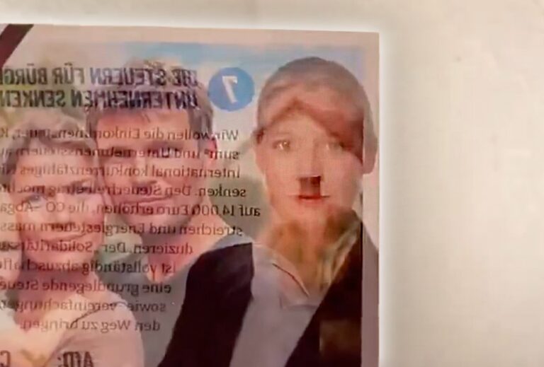 Weidel als Hitler? Ein AfD-Flyer soll «Adolf Weidel» zeigen, wenn man ihn gegen das Licht hält. Medien und Politiker werden immer kreativer bei der Nazi-Keule