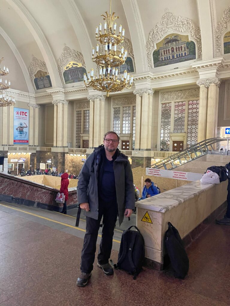 Viele Menschen flüchten aus der Ukraine, nur wenige reisen ein. Einer von ihnen ist Weltwoche-Journalist Kurt Pelda. Wie er die Lage in der Hauptstadt Kiew erlebt. Das Interview