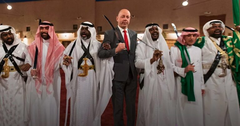 Schunkeln mit Schurken-Staaten: Habeck-Referatsleiter tanzt mit Saudi-Scheichs. Bewaffnet mit einem Säbel, wie er auch bei Hinrichtungen eingesetzt wird